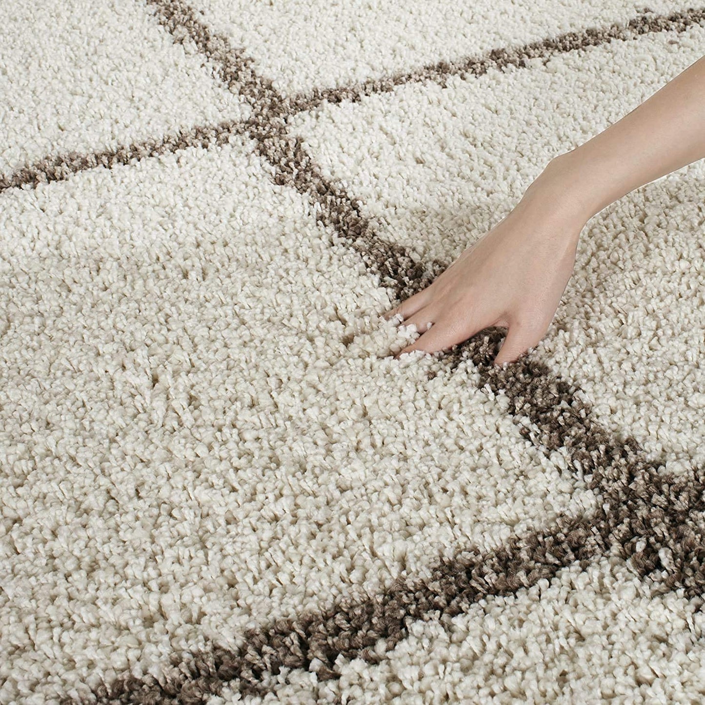 White Drape Round Shaggy Carpet