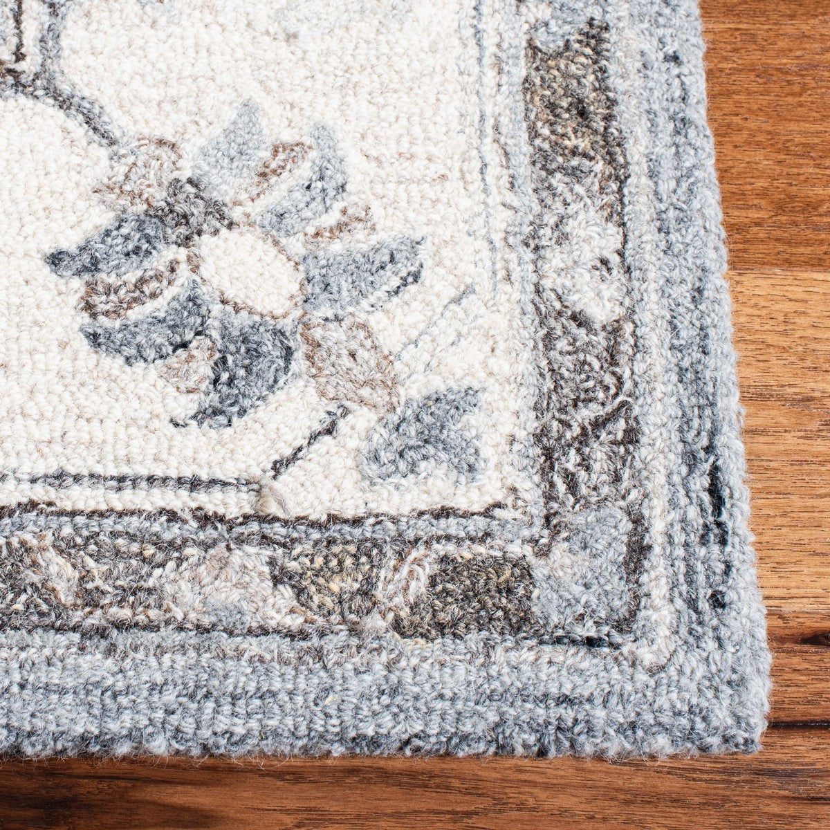 Solvara Traditional Hand Tufted Carpet
